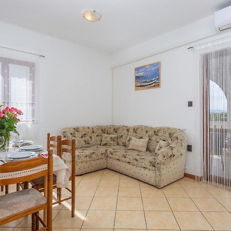 2 Bedroom Beautiful Apartment In Omišalj Dış mekan fotoğraf
