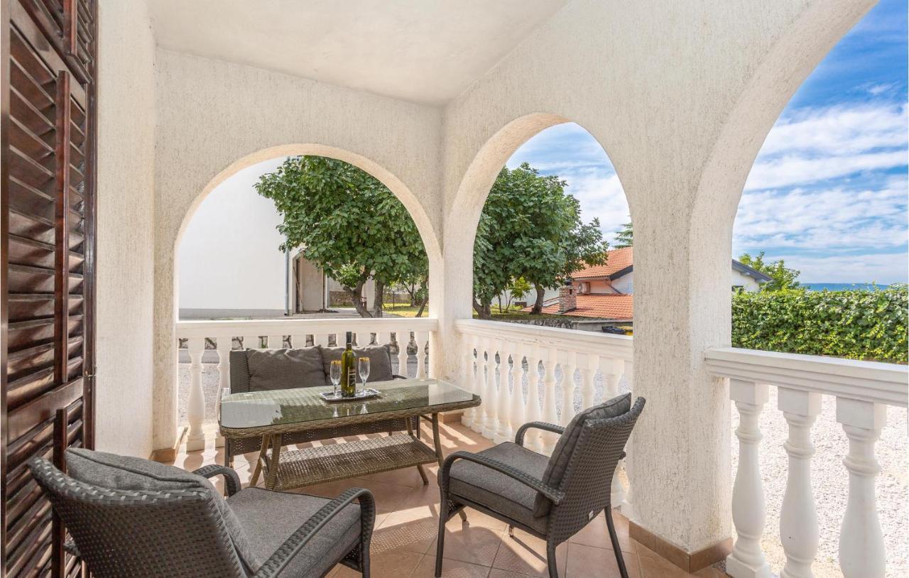 2 Bedroom Beautiful Apartment In Omišalj Dış mekan fotoğraf