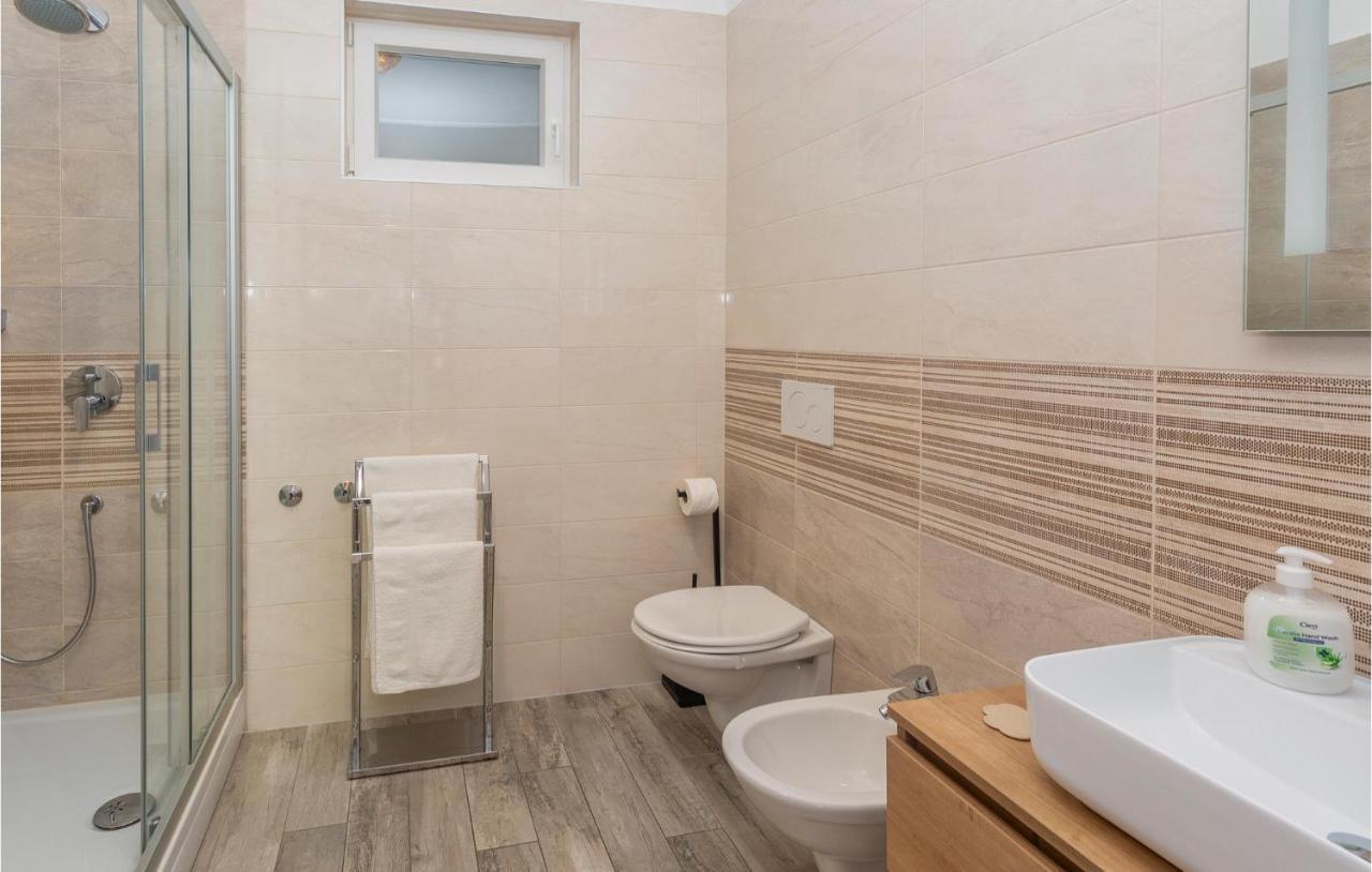2 Bedroom Beautiful Apartment In Omišalj Dış mekan fotoğraf