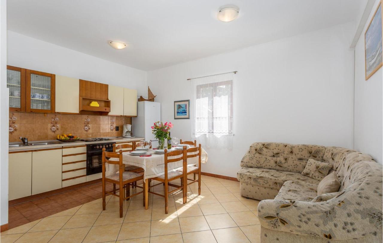 2 Bedroom Beautiful Apartment In Omišalj Dış mekan fotoğraf