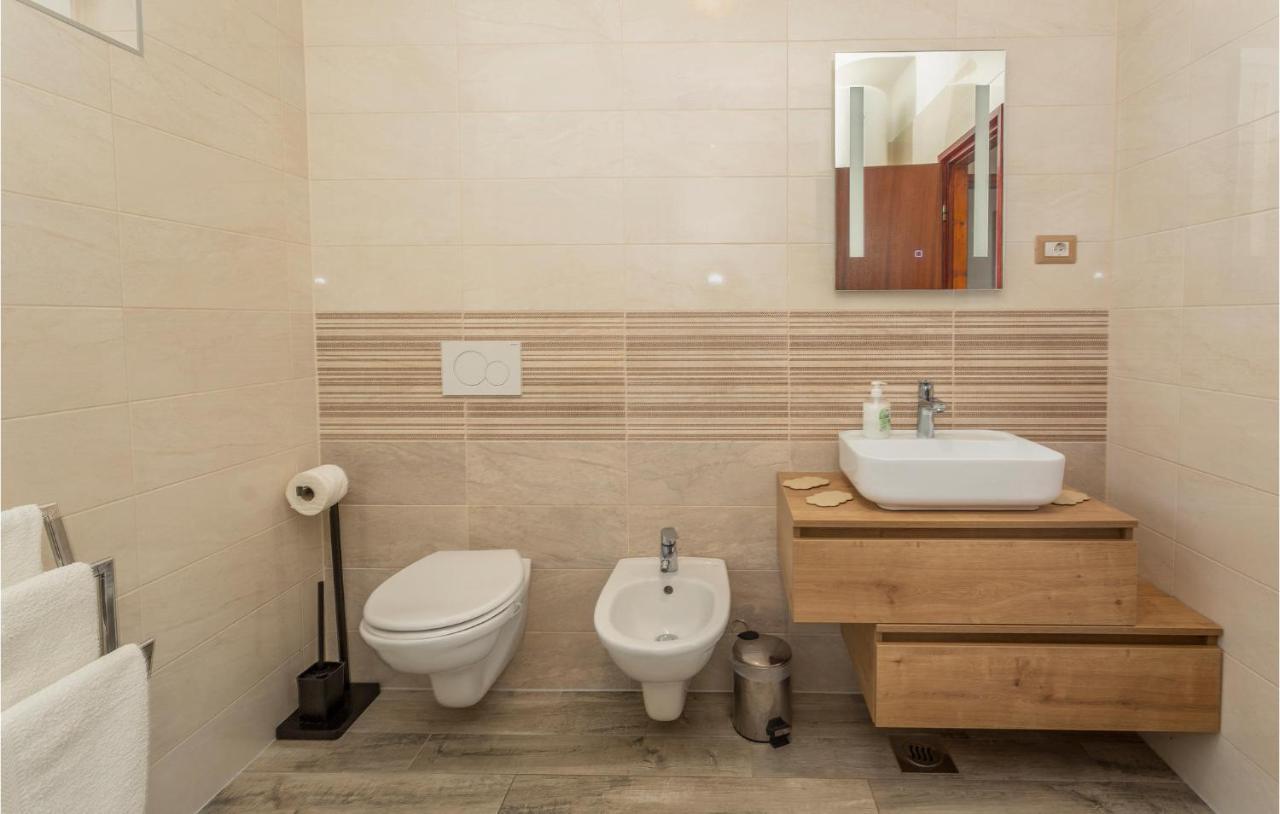 2 Bedroom Beautiful Apartment In Omišalj Dış mekan fotoğraf