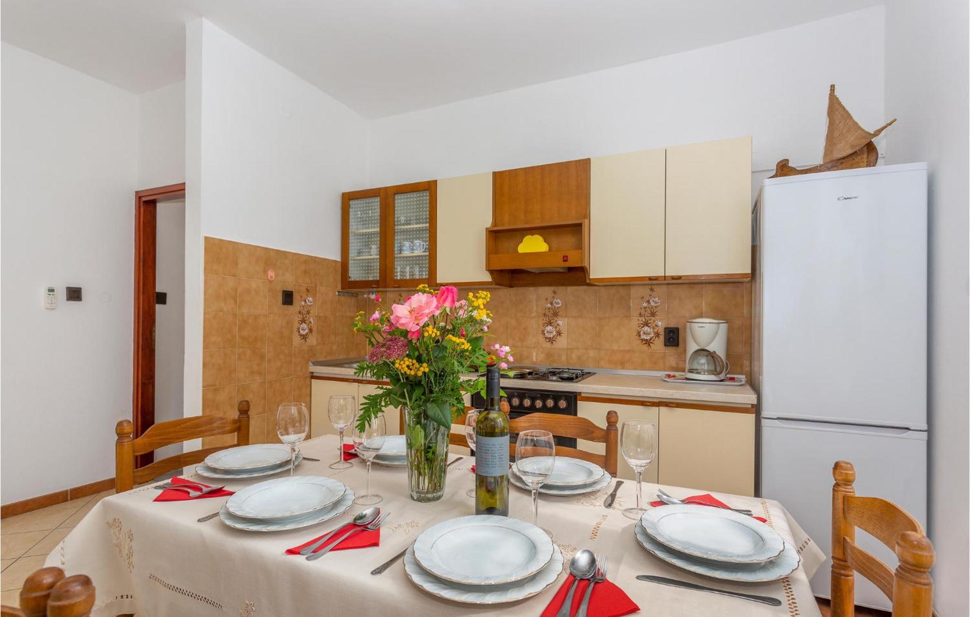 2 Bedroom Beautiful Apartment In Omišalj Dış mekan fotoğraf