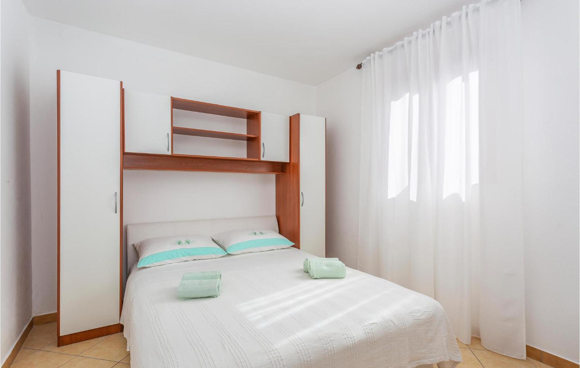 2 Bedroom Beautiful Apartment In Omišalj Dış mekan fotoğraf