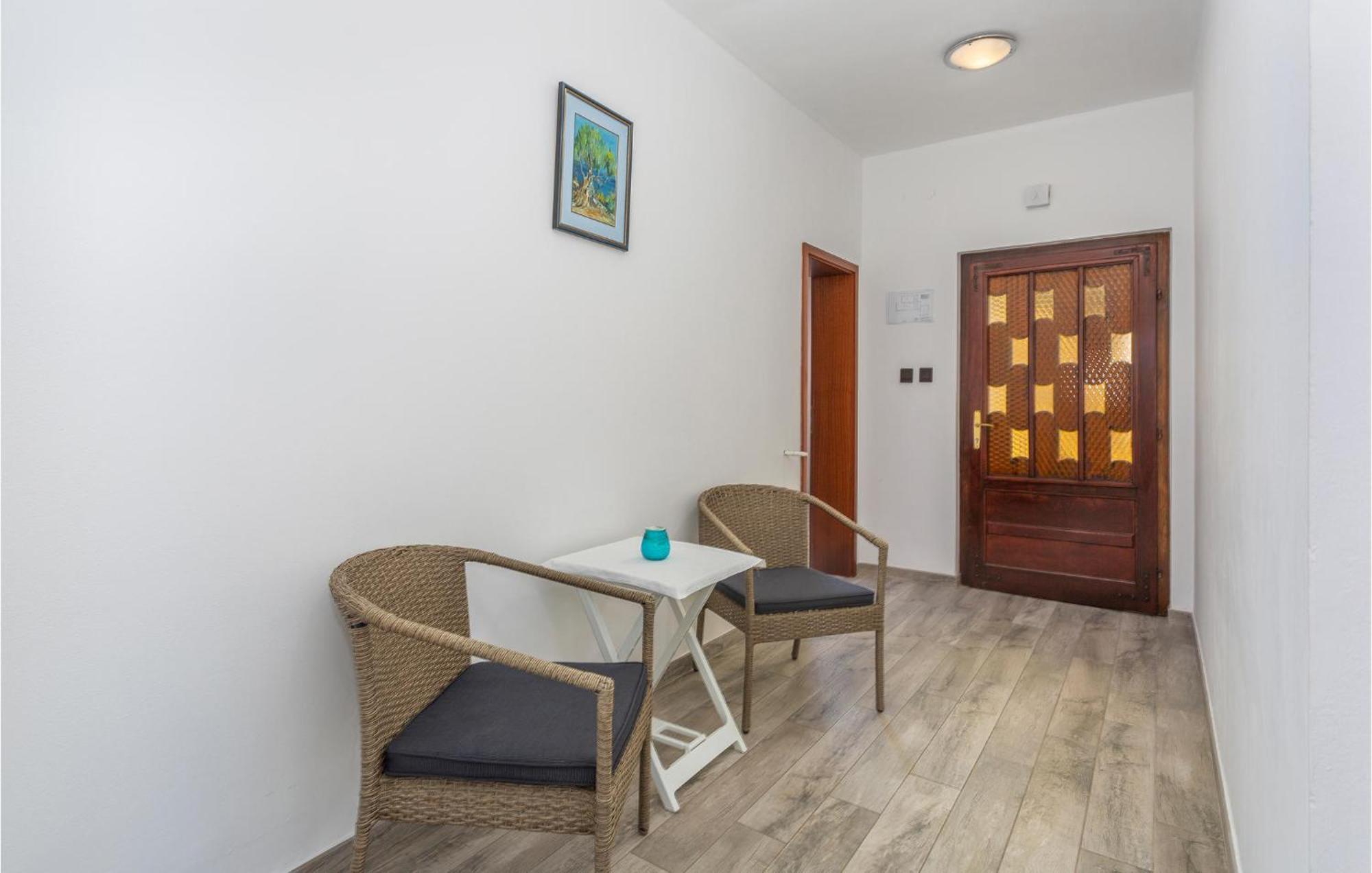 2 Bedroom Beautiful Apartment In Omišalj Dış mekan fotoğraf