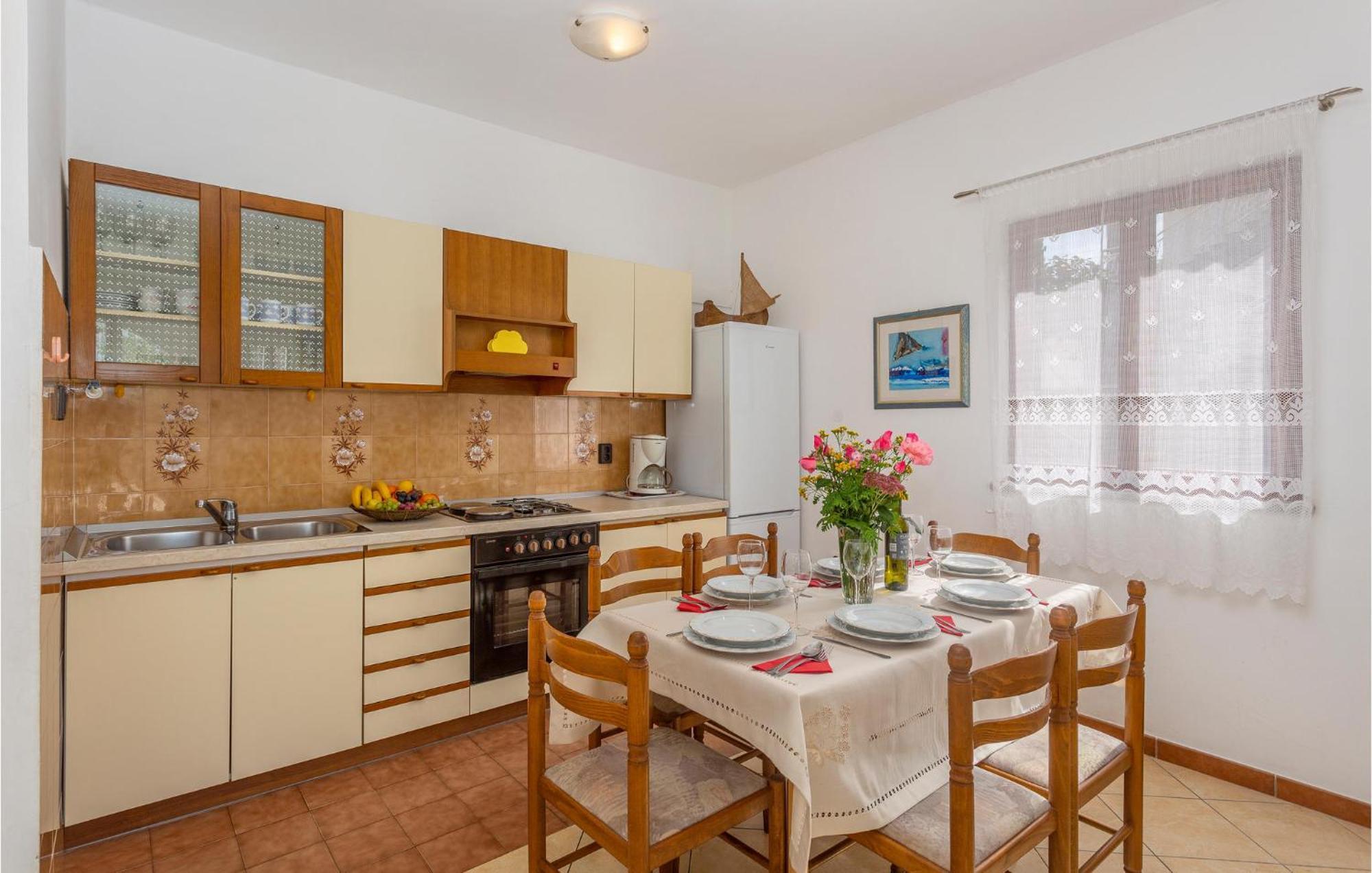 2 Bedroom Beautiful Apartment In Omišalj Dış mekan fotoğraf
